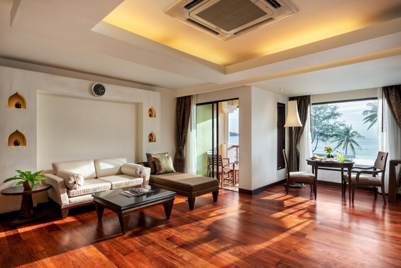 Patong Paragon Resort & Spa Sha Extra Plus Exterior foto A living room in a suite at the Royal Garden Villas