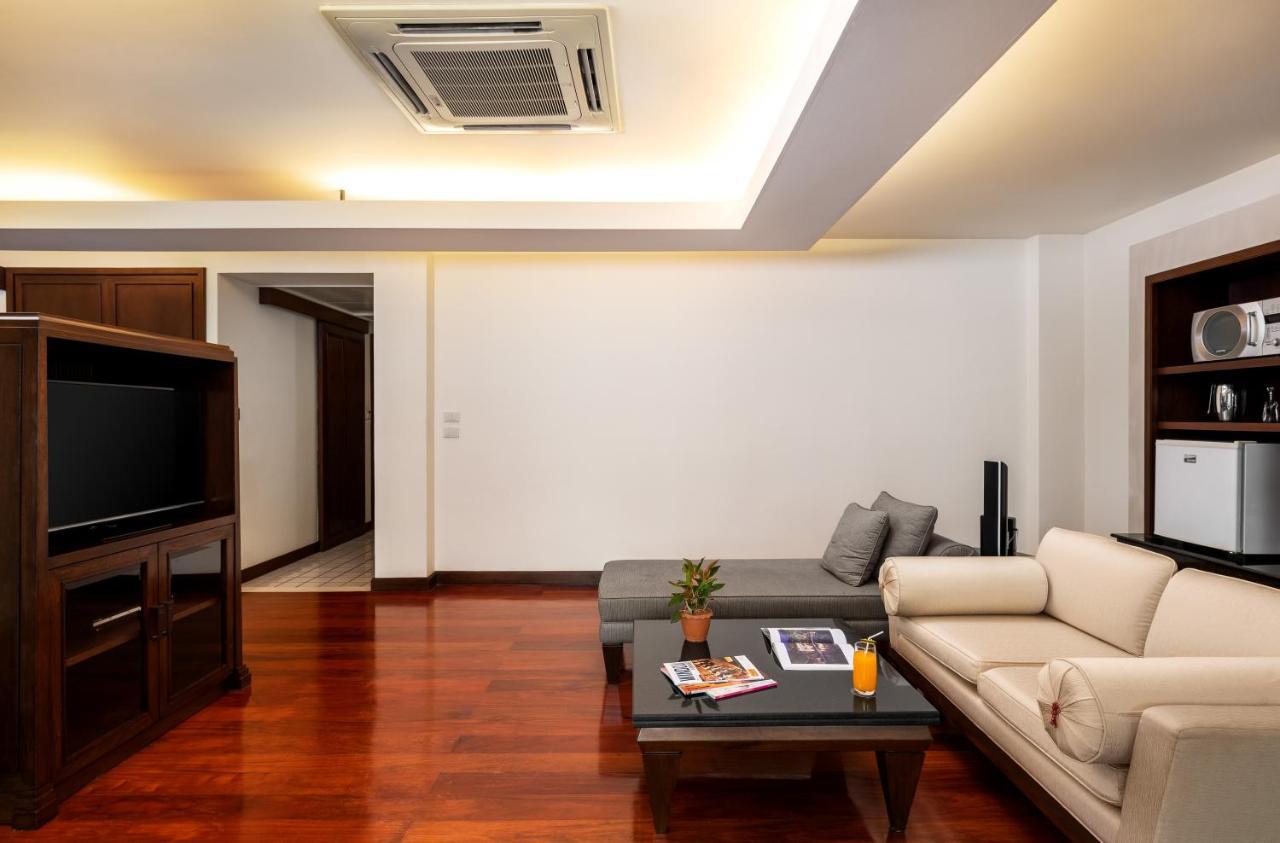 Patong Paragon Resort & Spa Sha Extra Plus Exterior foto A living room with a concealed ceiling-mounted air conditioner