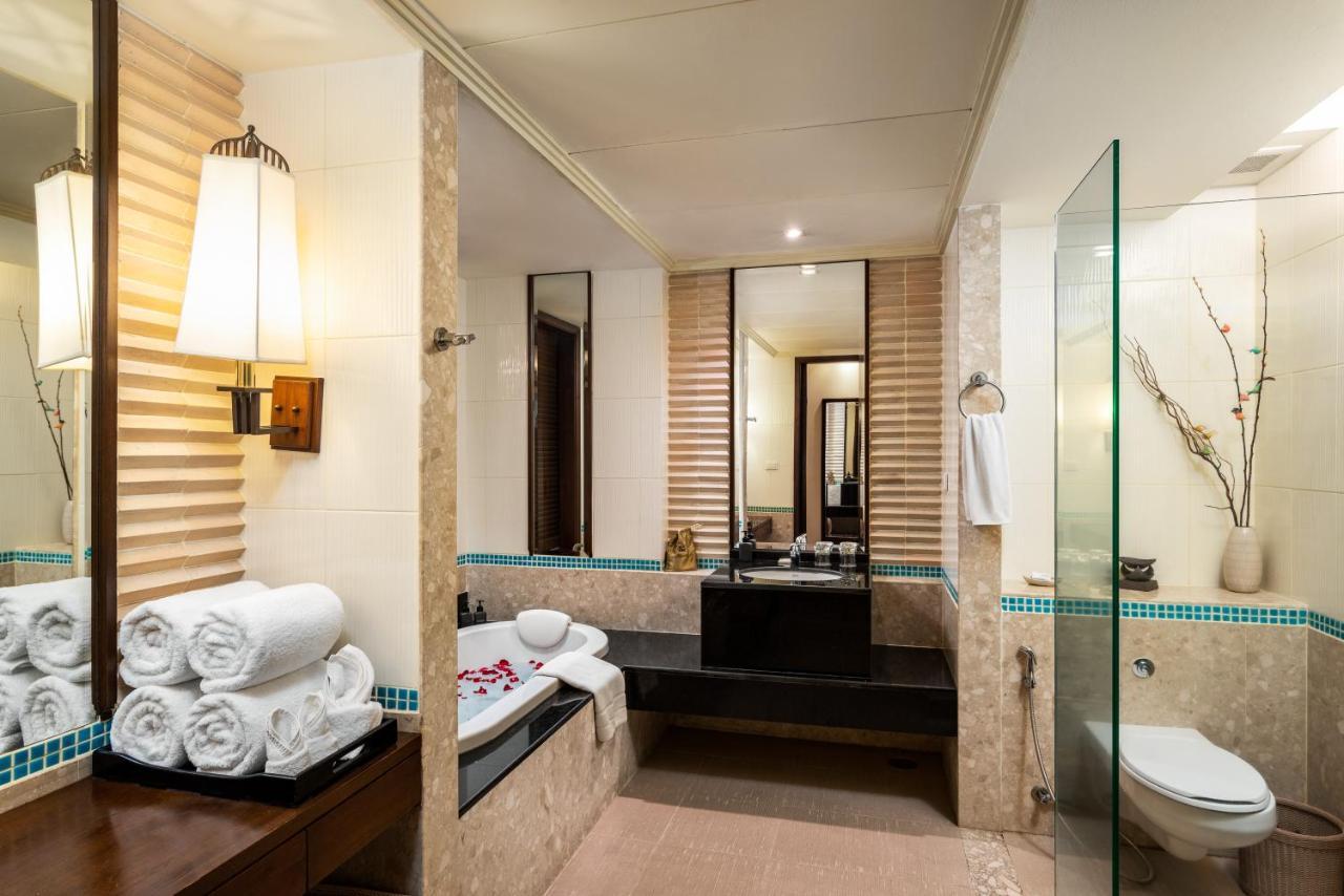 Patong Paragon Resort & Spa Sha Extra Plus Exterior foto A bathroom in a hotel