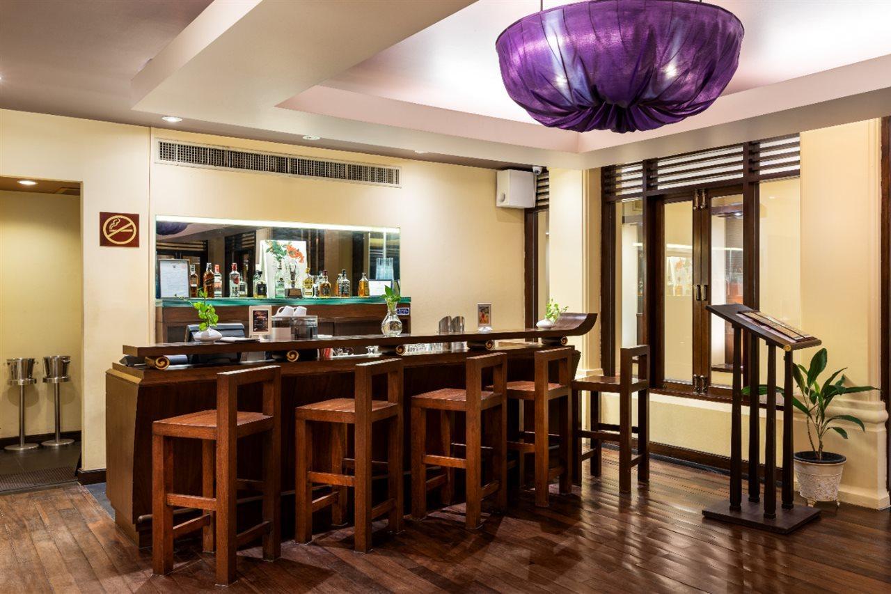 Patong Paragon Resort & Spa Sha Extra Plus Exterior foto The bar at the hotel