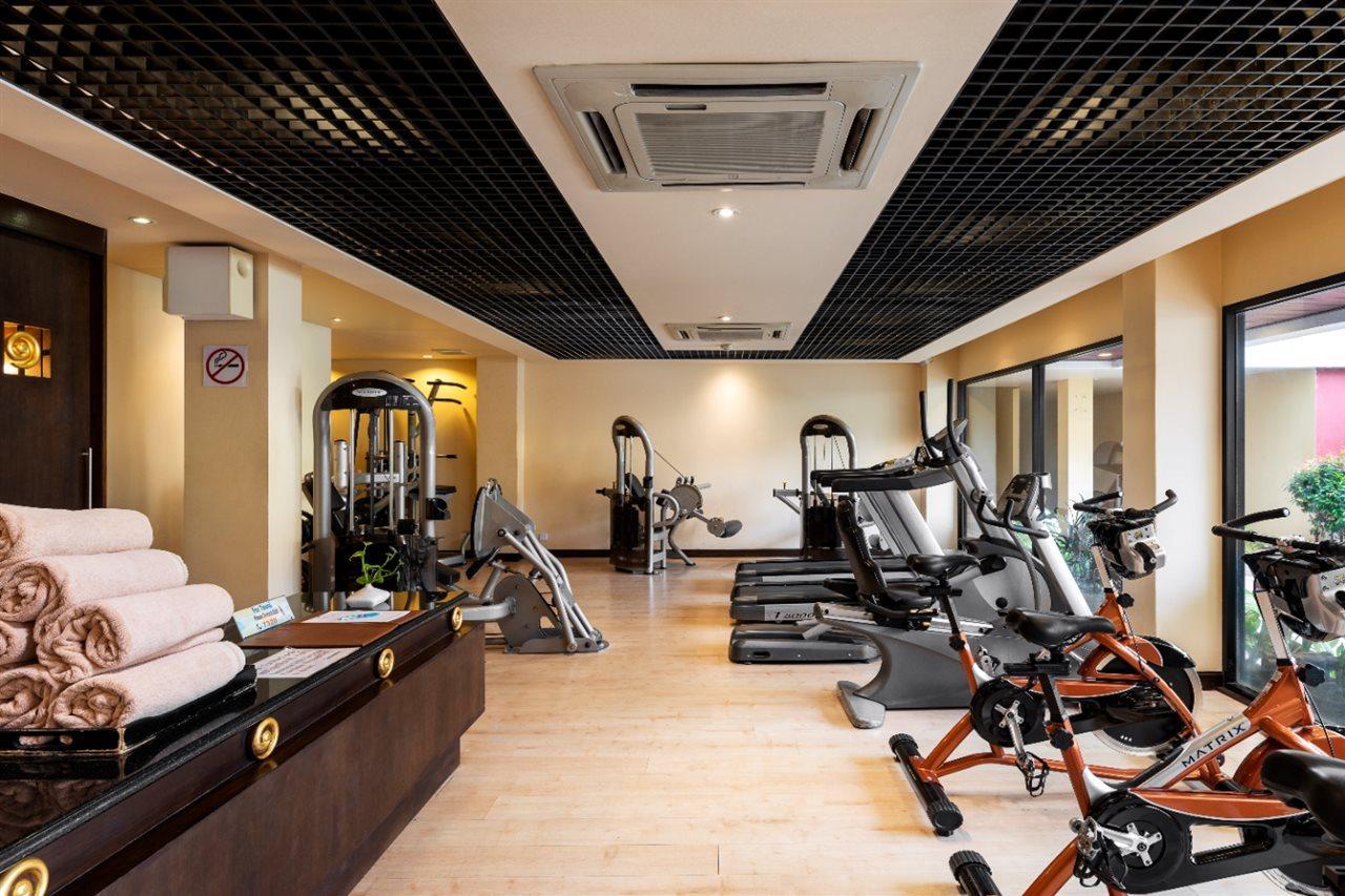 Patong Paragon Resort & Spa Sha Extra Plus Exterior foto A gym at a hotel