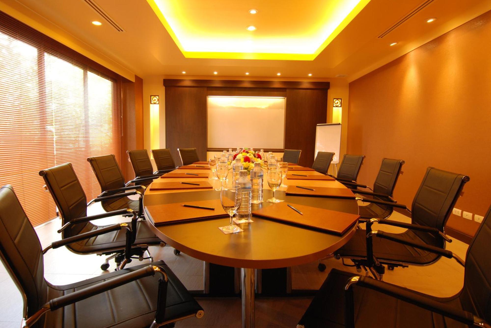 Patong Paragon Resort & Spa Sha Extra Plus Exterior foto A boardroom